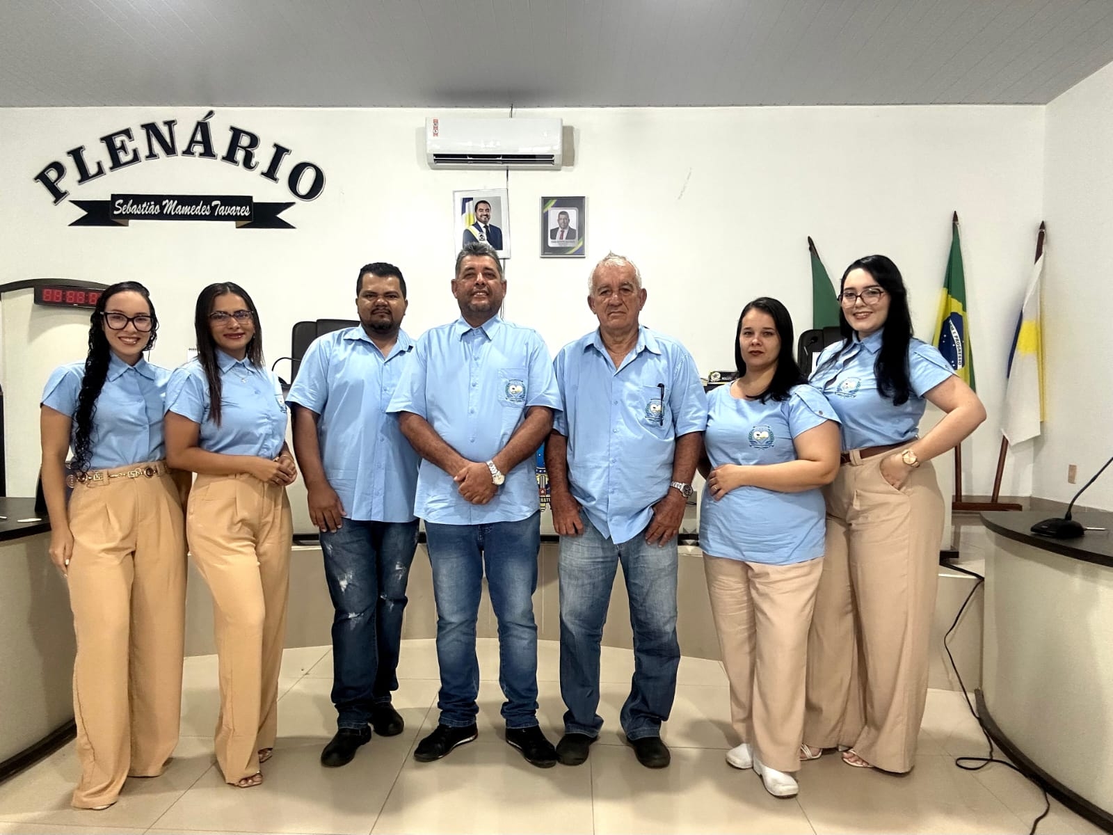 PRESIDENTE REALIZA ENTREGA DE NOVO UNIFORME AOS SERVIDORES
